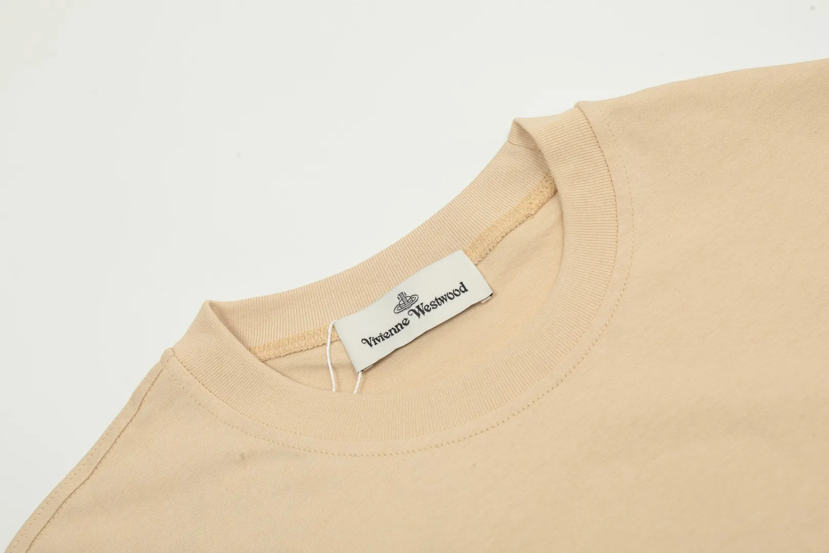 vivienne west wood Vivienne American graffiti-style Maillard mocha color long-sleeved. Super design. Very practical for wearing inside and outside. Full series of correct accessories. Every detail is completely restored. Straightforward to pull up. Size: S M L Uniform color